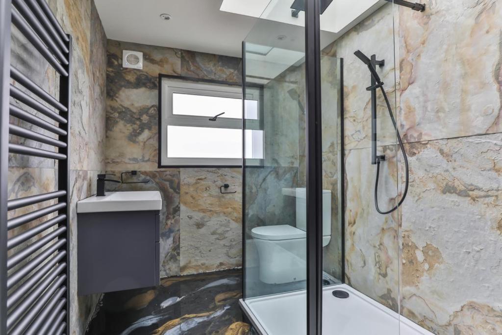 23 Trafalgar Square With Hot Tub And Cinema Скарбъро Екстериор снимка