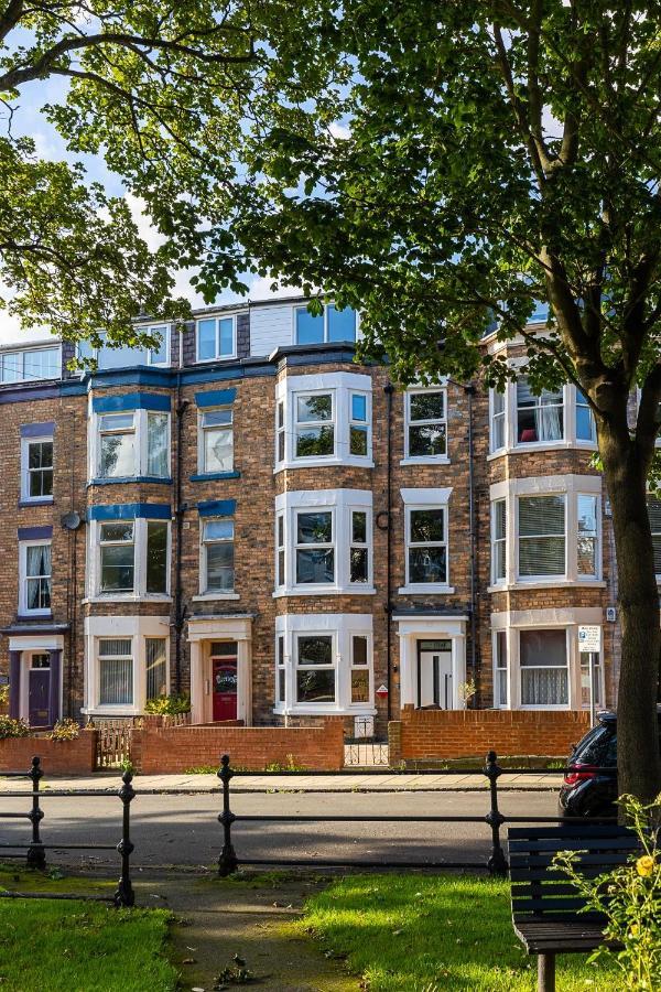 23 Trafalgar Square With Hot Tub And Cinema Скарбъро Екстериор снимка