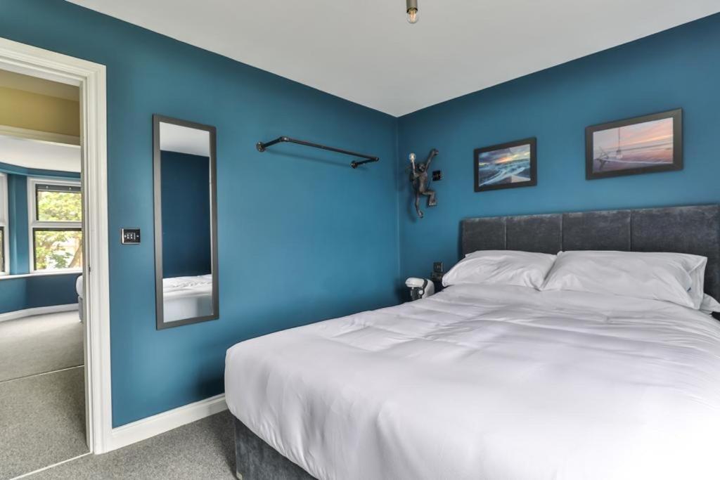 23 Trafalgar Square With Hot Tub And Cinema Скарбъро Екстериор снимка