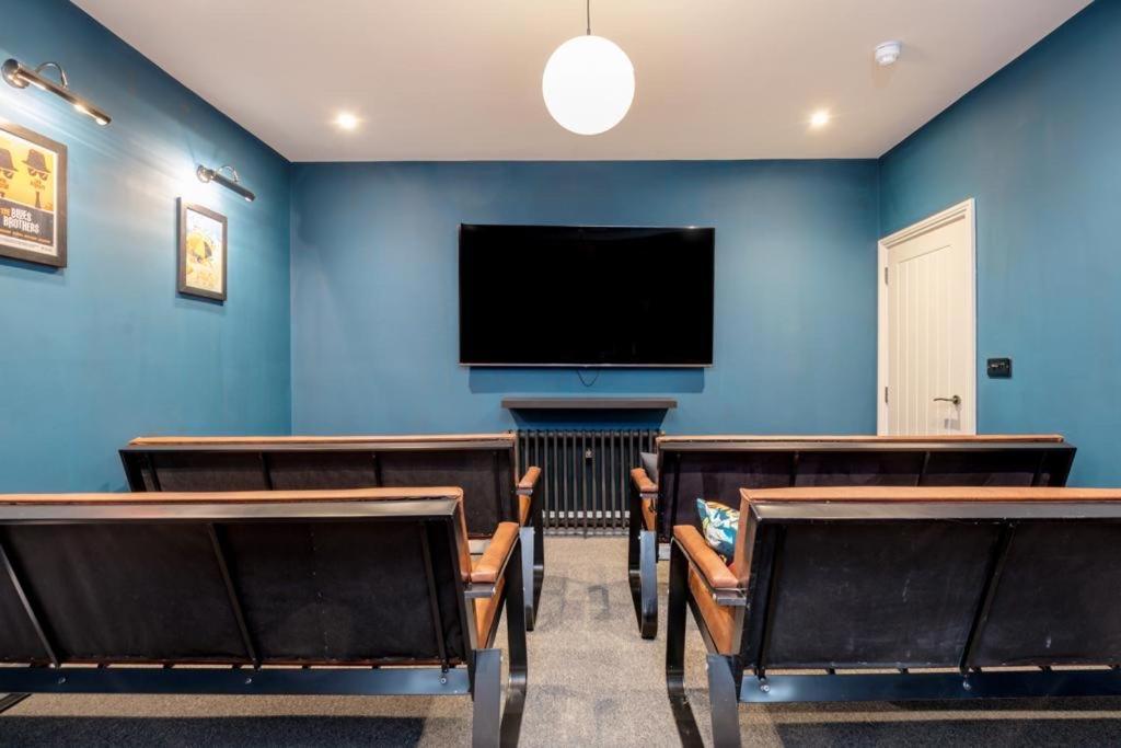 23 Trafalgar Square With Hot Tub And Cinema Скарбъро Екстериор снимка