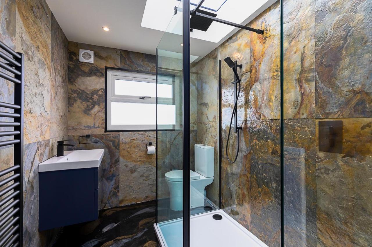 23 Trafalgar Square With Hot Tub And Cinema Скарбъро Екстериор снимка