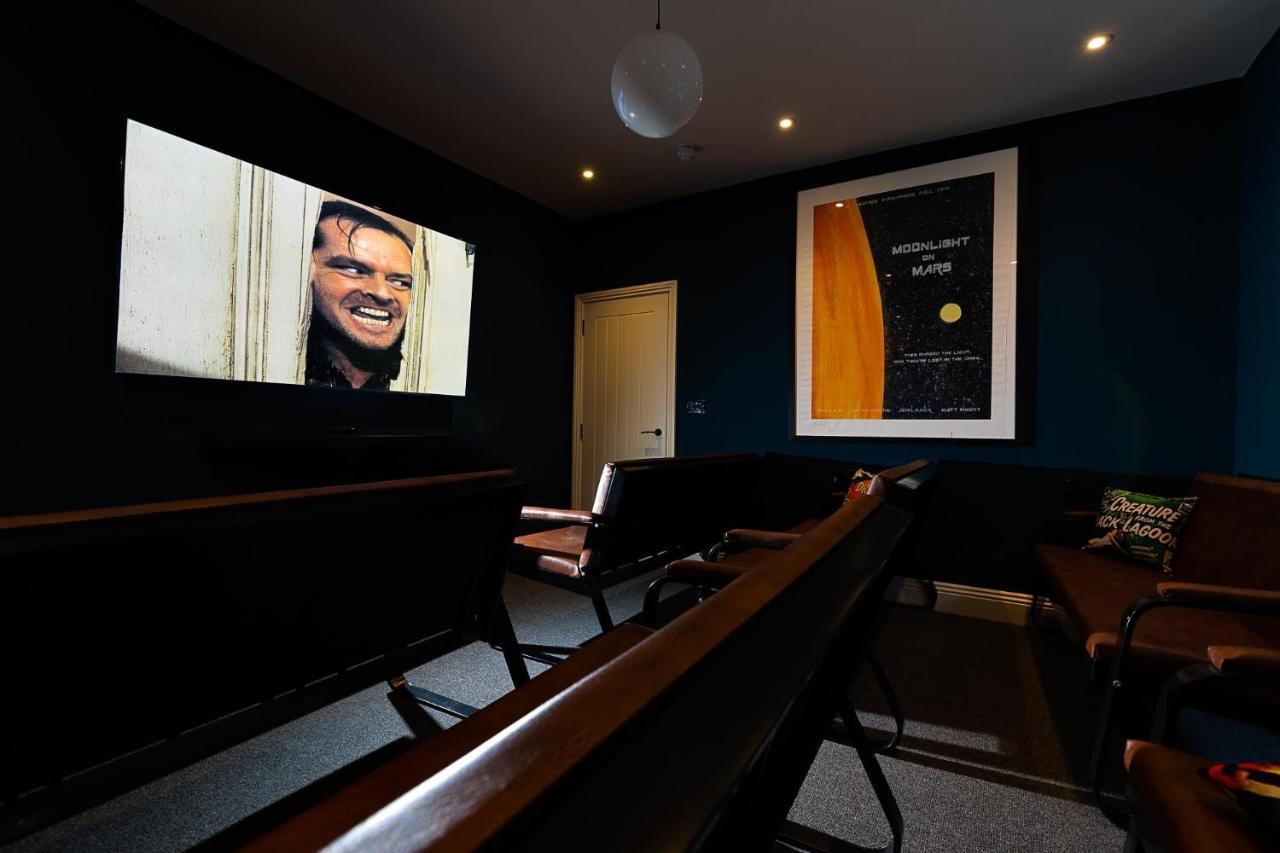 23 Trafalgar Square With Hot Tub And Cinema Скарбъро Екстериор снимка