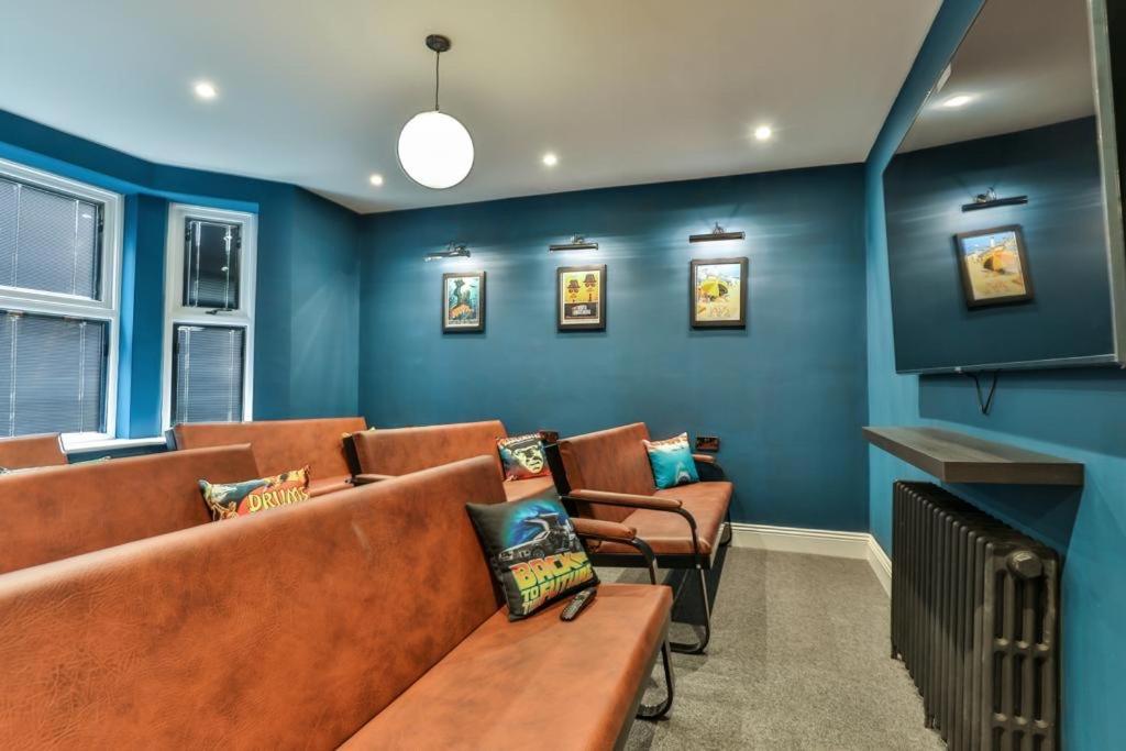 23 Trafalgar Square With Hot Tub And Cinema Скарбъро Екстериор снимка