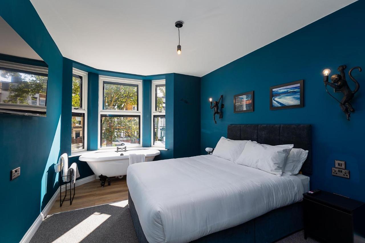 23 Trafalgar Square With Hot Tub And Cinema Скарбъро Екстериор снимка
